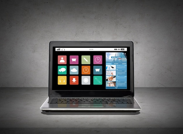 concept de technologie, d'électronique et de médias - ordinateur portable avec écran d'icônes d'application