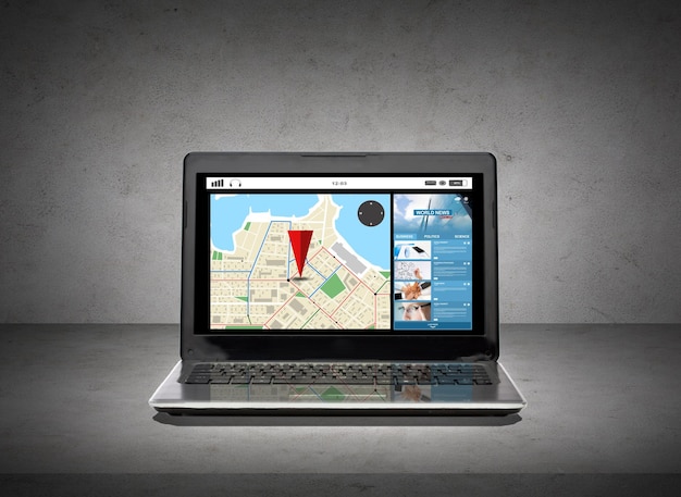 concept de technologie, d'électronique, de navigation et de localisation - ordinateur portable avec carte de navigation gps à l'écran