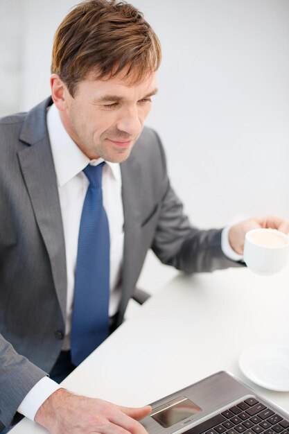 Concept De Technologie, D'entreprise, D'internet Et De Bureau - Bel Homme D'affaires Travaillant Avec Un Ordinateur Portable