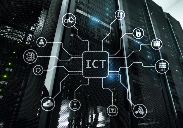 Concept de technologie de l'information et des communications TIC sur fond de salle des serveurs