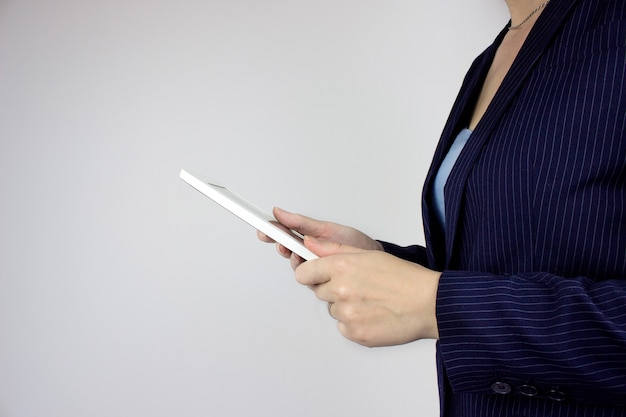 Concept de technologie de l'information. Tablette numérique dans les mains d'une femme d'affaires. Mains Tenant Un Ordinateur Tablette Tactile. Réseau sans fil et concept de technologie de connexion.