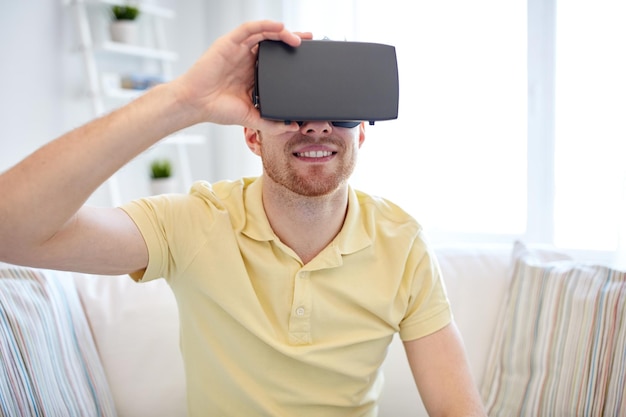 concept de technologie, de jeu, de divertissement et de personnes - jeune homme heureux avec un casque de réalité virtuelle ou des lunettes 3d jouant à un jeu vidéo