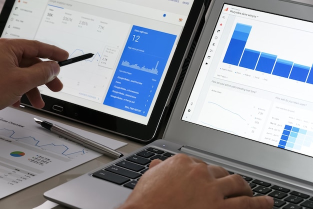 Concept de technologie moderne analyse du trafic Web au bureau sur l'écran tactile de l'ordinateur portable