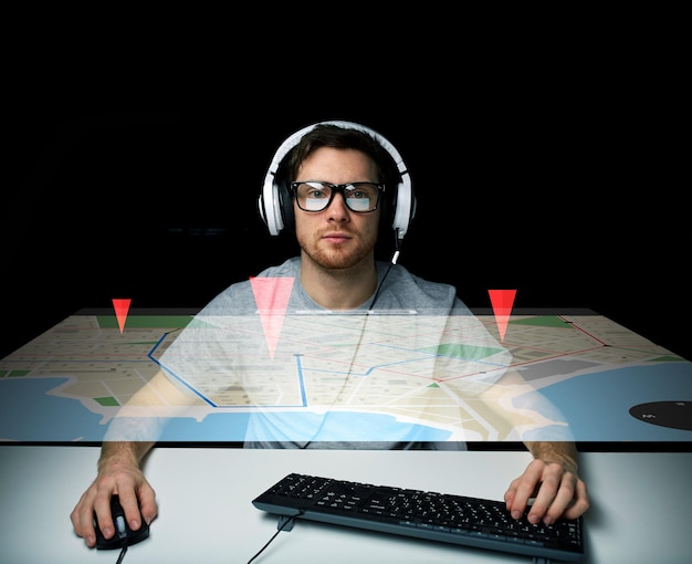 concept de technologie, de navigation, de localisation et de personnes - jeune homme en casque et lunettes avec clavier d'ordinateur pc et carte virtuelle de navigateur gps