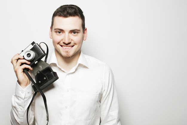 Concept de technologie, de personnes et de style de vie : jeune photographe sur fond blanc