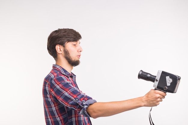 Concept de technologie, photographie et personnes - Homme drôle en chemise à carreaux prenant un selfie sur une surface blanche