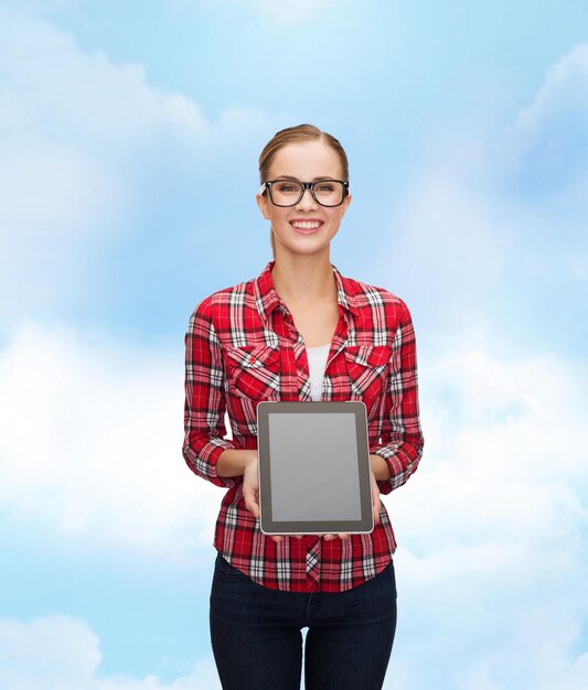 concept de technologie, de publicité, d'éducation et de personnes - fille souriante dans des lunettes avec écran de tablette vierge