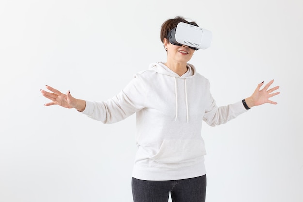 Concept de technologies modernes, d'avenir et de personnes - Femme de 40 à 50 ans portant la réalité virtuelle