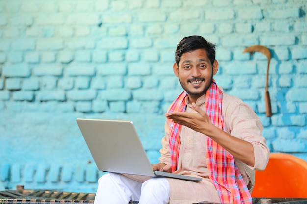 Concept technologique : agriculteur indien utilisant un ordinateur portable à la maison