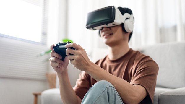 Concept technologique Un homme mettant un casque de réalité virtuelle et appuyant sur un jeu de console noir