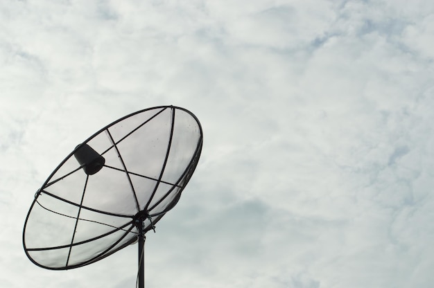 Concept de télécommunication Ancienne antenne satellite