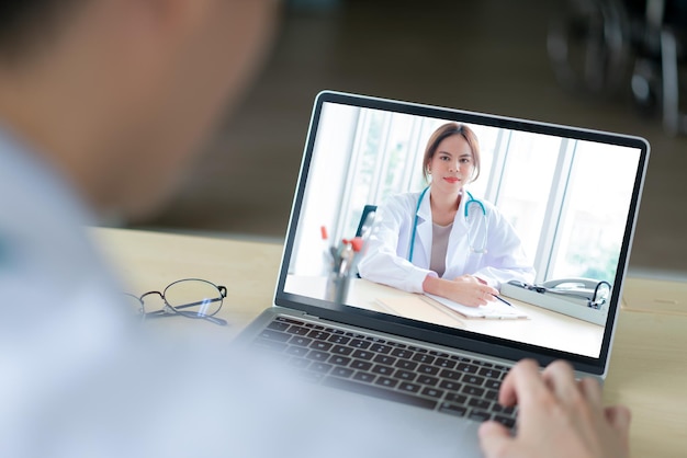 Photo concept de télémédecine vidéoconférence d'une personne avec une femme médecin pour vérifier sa santé