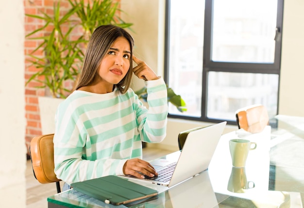 Concept de télétravail jolie femme latine