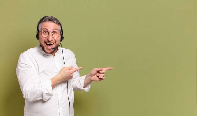 Concept de télévendeur homme d'âge moyen