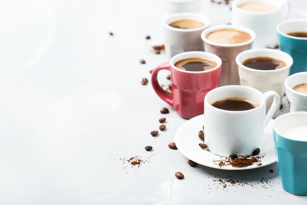 Concept de temps de relaxation pour le petit-déjeuner Différentes tasses et tasses à café sur une table de cuisine confortable Copiez l'arrière-plan de l'espace