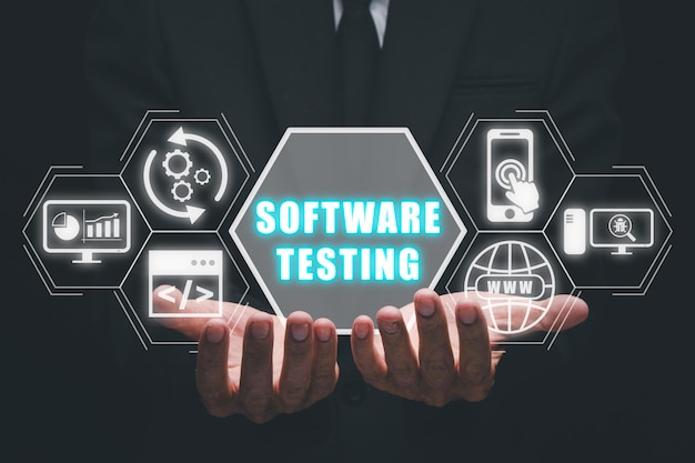 Concept de test logiciel Personne tenant la main de l'icône de test logiciel sur l'écran virtuel