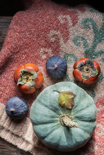 Concept de Thanksgiving Day. Composition confortable avec des fruits et légumes