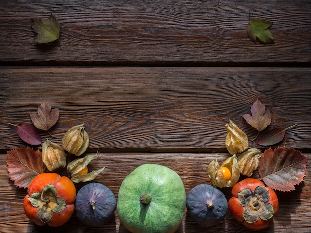 Concept de Thanksgiving Day. Composition confortable avec des fruits et légumes