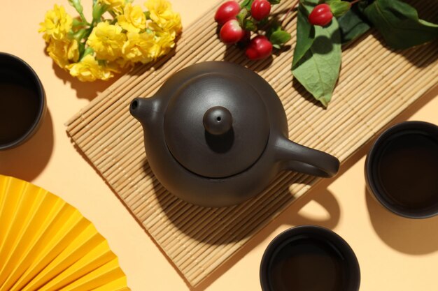 Concept de thé asiatique plats traditionnels sur fond jaune