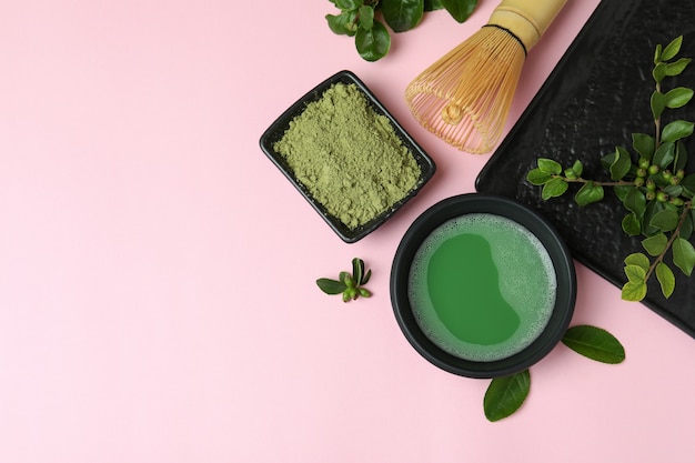 Concept de thé japonais avec matcha sur fond rose