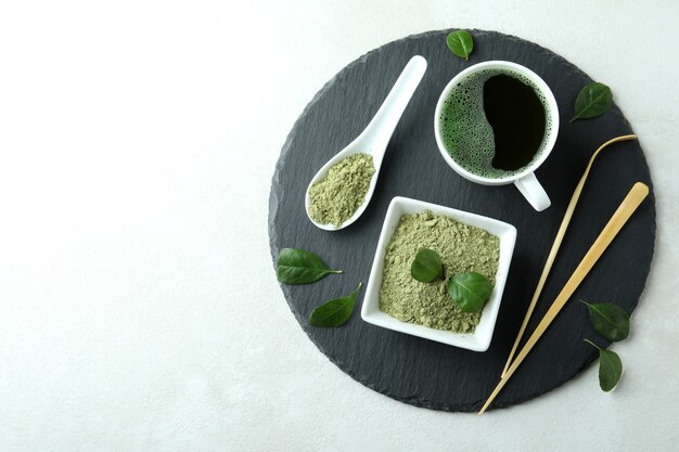 Concept de thé japonais avec matcha sur table texturée blanche