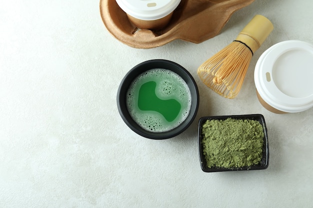 Concept de thé japonais avec matcha sur table texturée blanche