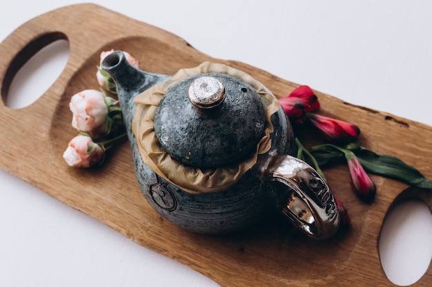 Photo concept de thé avec service à thé bleu de tasses et théière à fleurs