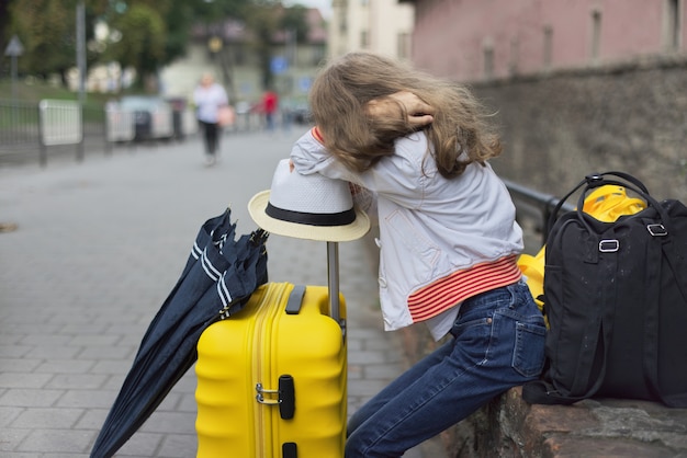 Concept de tourisme, voyage, petite fille avec des bagages