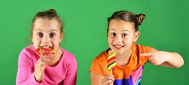 Concept de traitement et de bonbons Les enfants mangent de gros caramels sucrés colorés