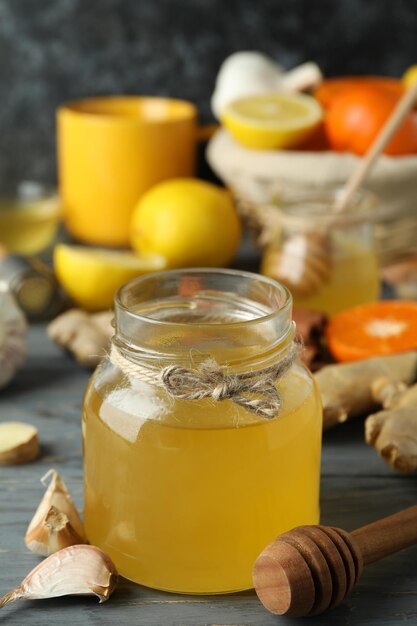 Concept de traitement des rhumes avec du miel et de l'ail, gros plan