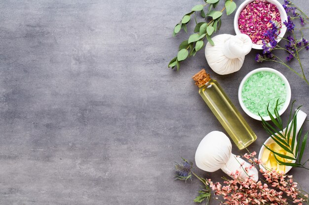 Photo concept de traitement spa, composition à plat avec des produits cosmétiques naturels et brosse de massage, vue d'en haut, espace vide pour un texte.