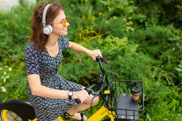 concept de transport écologique. jolie fille européenne, faire du vélo de location dans le parc