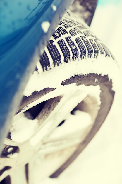 concept de transport, d'hiver et de véhicule - gros plan sur un pneu d'hiver de voiture