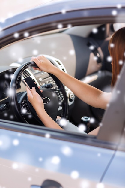 concept de transport, de personnes, de technologie et de véhicule - gros plan d'une femme utilisant un smartphone en conduisant une voiture