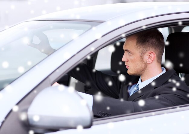 concept de transport, de personnes et de véhicules - gros plan d'un homme d'affaires conduisant une voiture