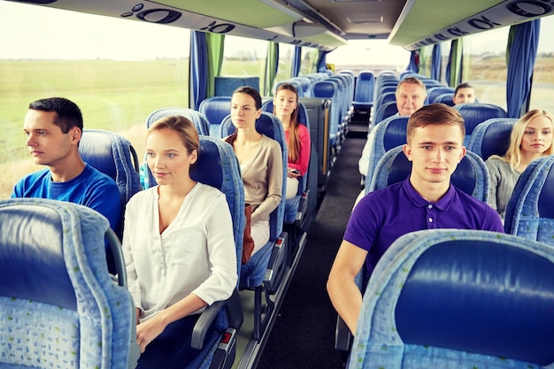 concept de transport, de tourisme, de road trip et de personnes - groupe de passagers ou de touristes en bus de voyage