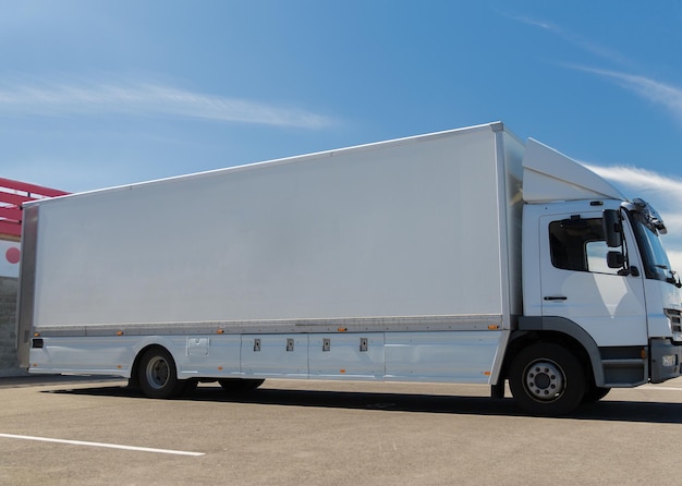 concept de transport, de transport de marchandises, de publicité et de pièces de véhicules - camion sur le parking de la ville