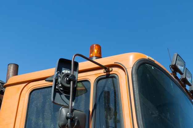 concept de transport, de transport et de pièces de véhicules - gros plan de la cabine de voiture de service routier avec clignotant