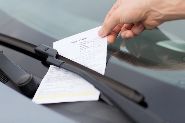 concept de transport et de véhicule - ticket de parking sur pare-brise de voiture