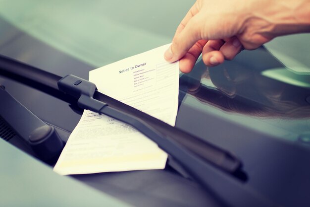 Photo concept de transport et de véhicule - ticket de parking sur pare-brise de voiture