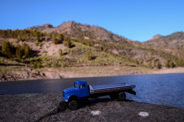 Concept de transport vieux jouet camion sur les rochers