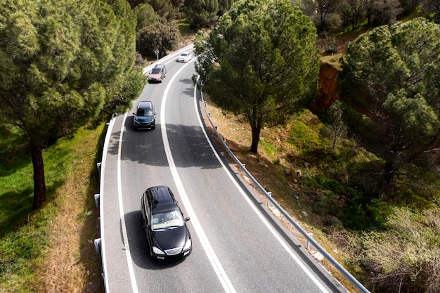 Concept de transport avec des voitures sur route