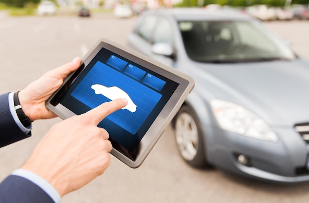 concept de transport, de voyage d'affaires, de technologie et de personnes - gros plan de mains masculines avec icône de voiture écran d'ordinateur tablette pc à l'extérieur