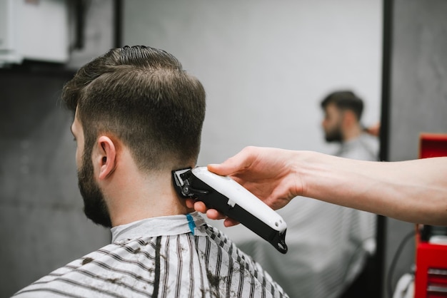 Concept de travail de barbier Création d'une coiffure pour hommes élégante Espace de copie