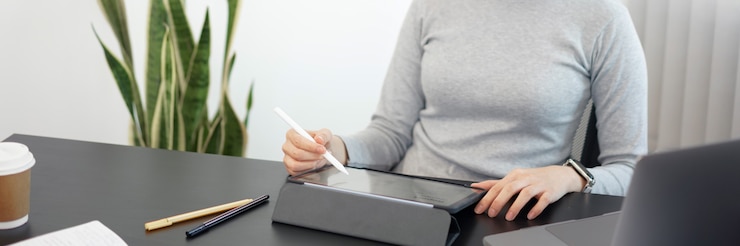 Photo concept de travail de bureau une femme officier utilisant sa tablette pour travailler sur un travail de document au bureau.
