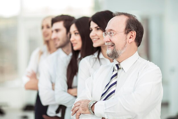 Concept de travail d'équipe le chef et l'équipe commerciale se tenant l'un derrière l'autre