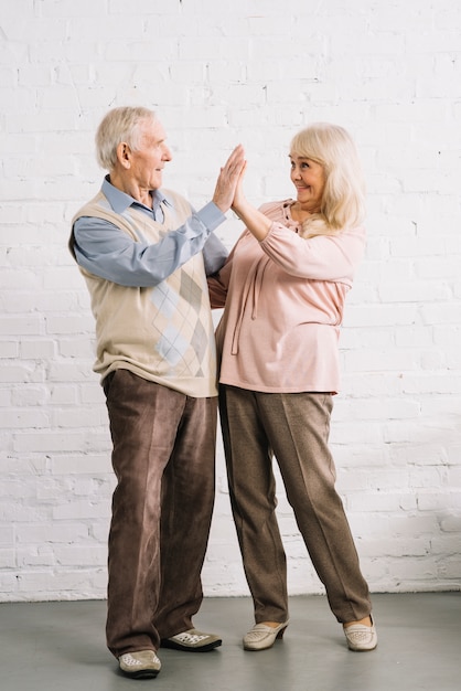 Photo concept de travail d'équipe avec couple de personnes âgées