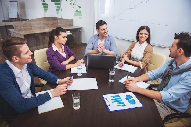 Concept de travail d'équipe Les jeunes partenaires commerciaux travaillent au bureau