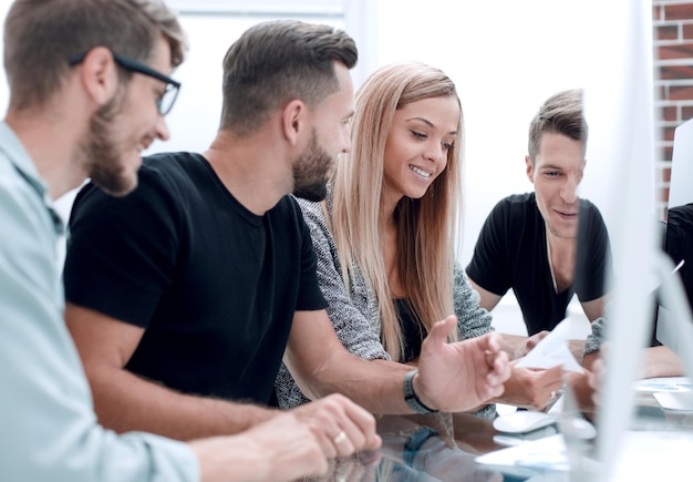 Concept de travail d'équipeJeunes collègues créatifs travaillant avec un nouveau projet de démarrage dans un bureau moderne