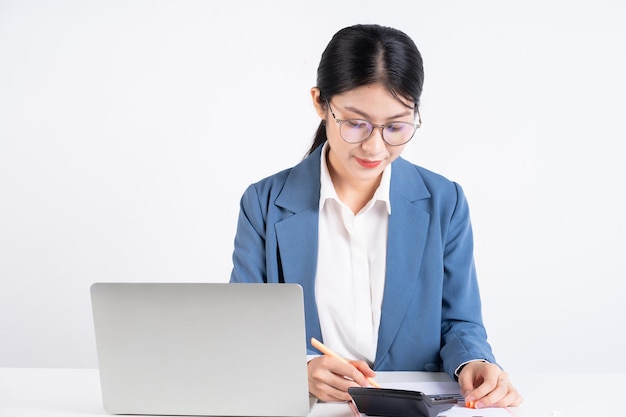 Concept de travail de jeune femme d'affaires asiatique